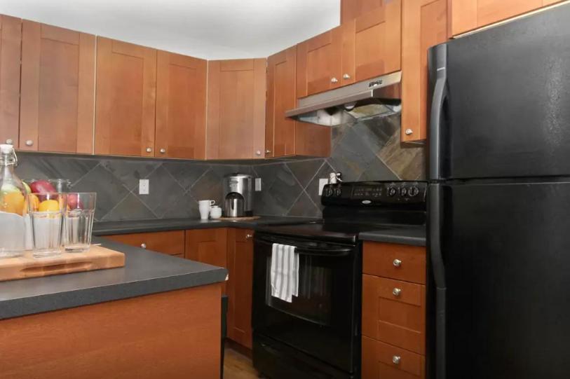 Cozy 2-Bedroom Condo Near Downtown, With Laundry, Parking, Balcony YYC Eksteriør bilde