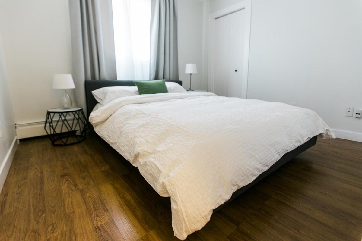 Cozy 2-Bedroom Condo Near Downtown, With Laundry, Parking, Balcony YYC Eksteriør bilde