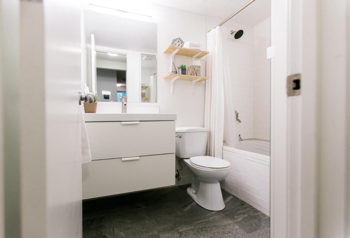 Cozy 2-Bedroom Condo Near Downtown, With Laundry, Parking, Balcony YYC Eksteriør bilde
